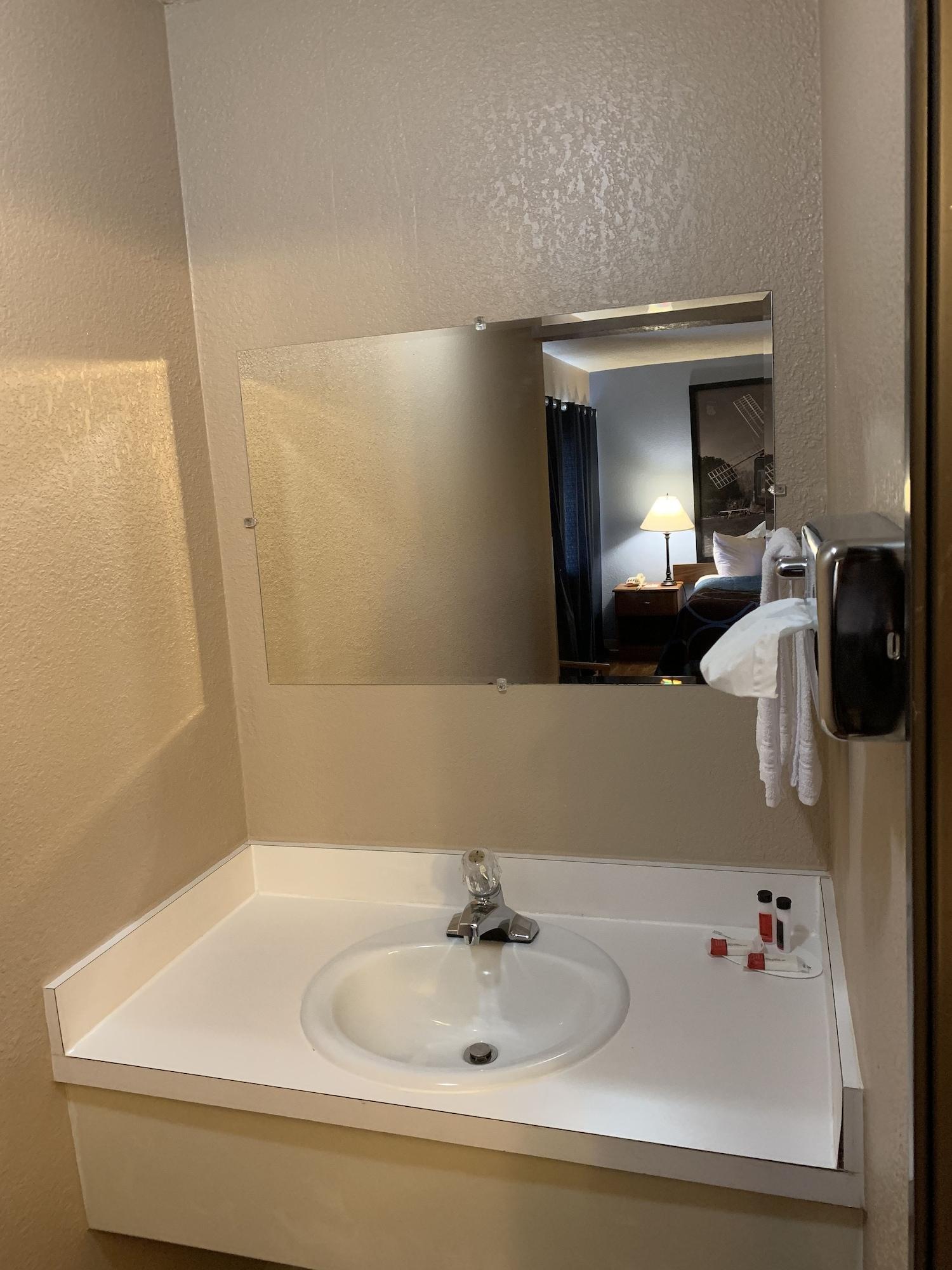 Super 8 By Wyndham Kingston Ξενοδοχείο Εξωτερικό φωτογραφία