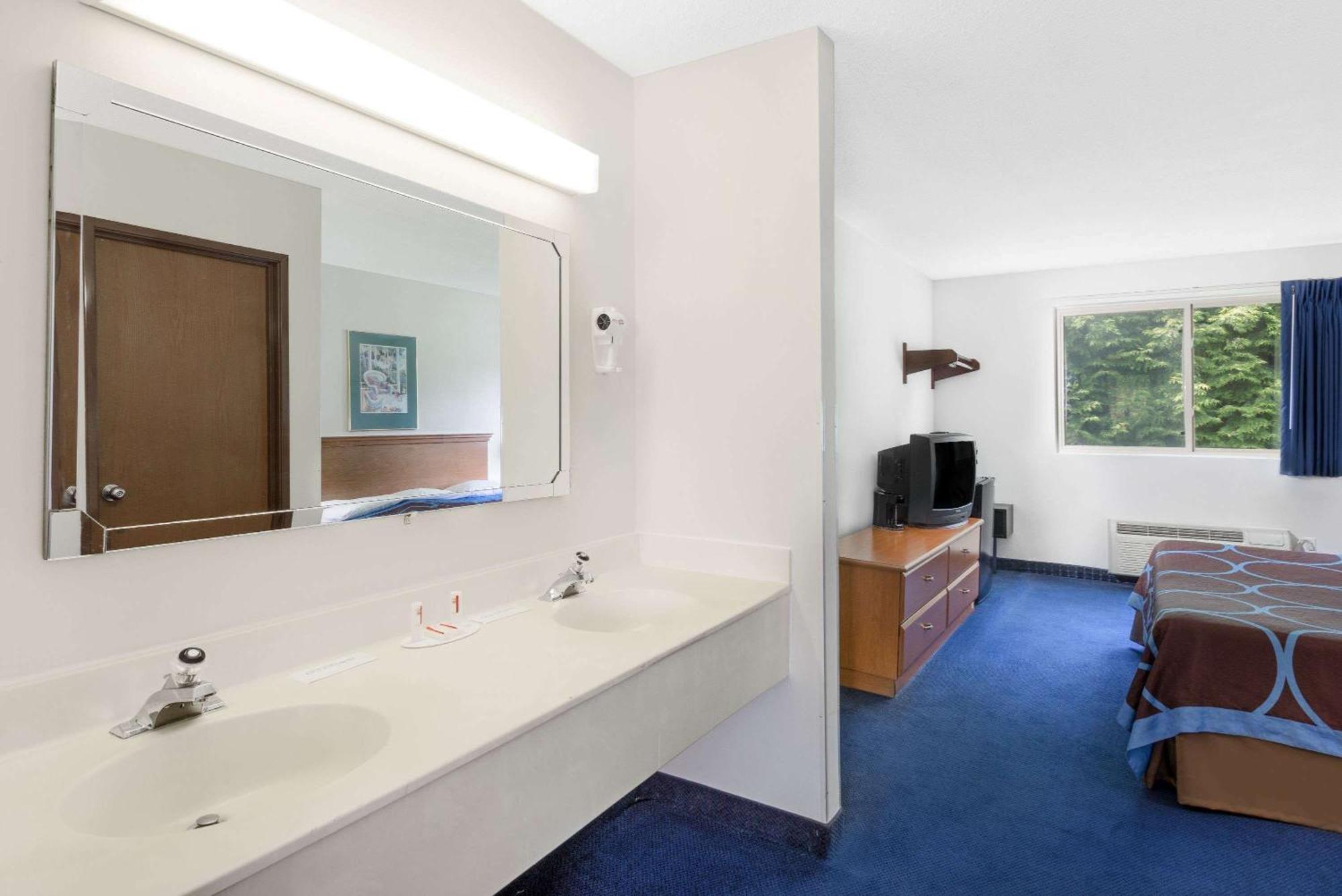 Super 8 By Wyndham Kingston Ξενοδοχείο Εξωτερικό φωτογραφία