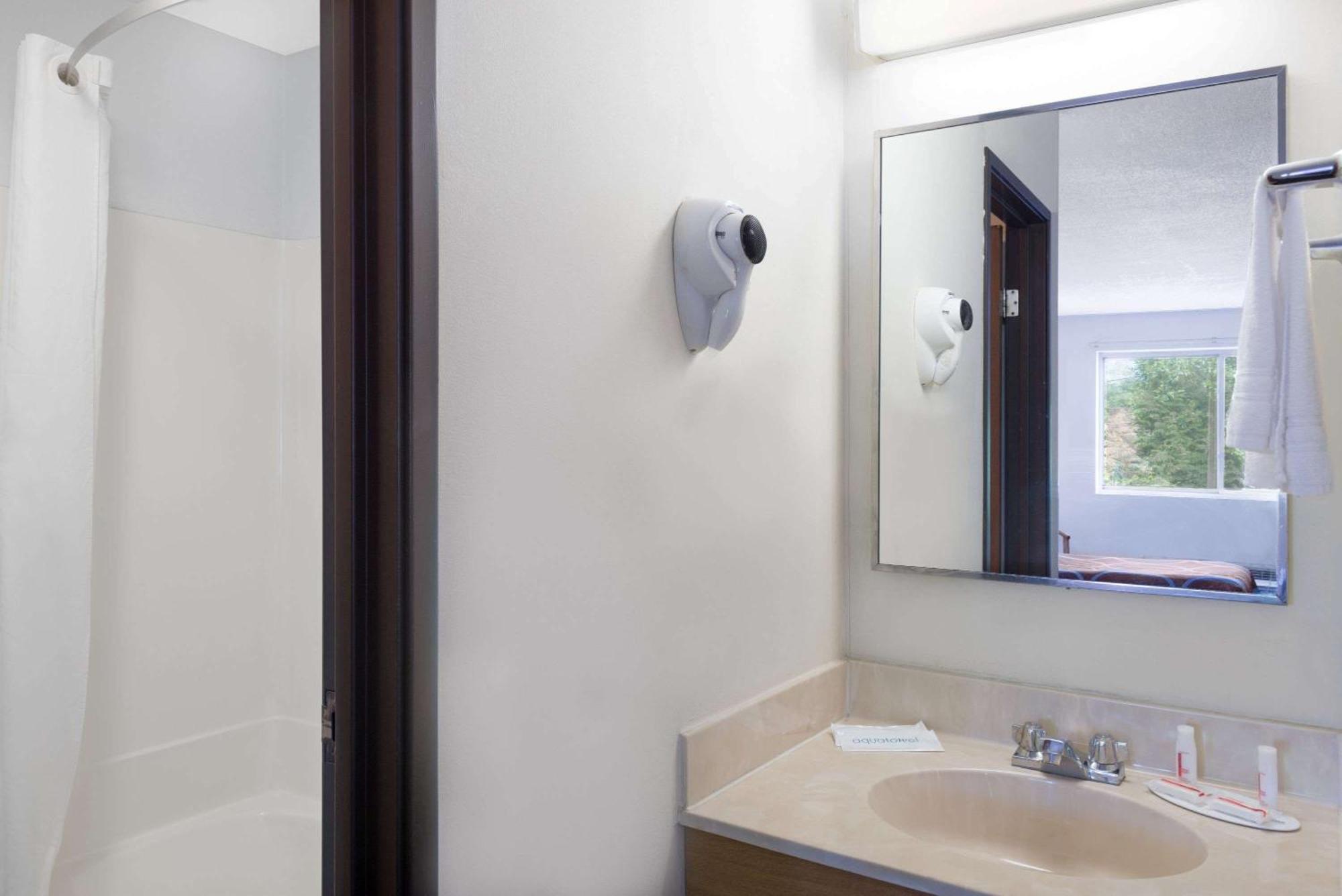 Super 8 By Wyndham Kingston Ξενοδοχείο Εξωτερικό φωτογραφία