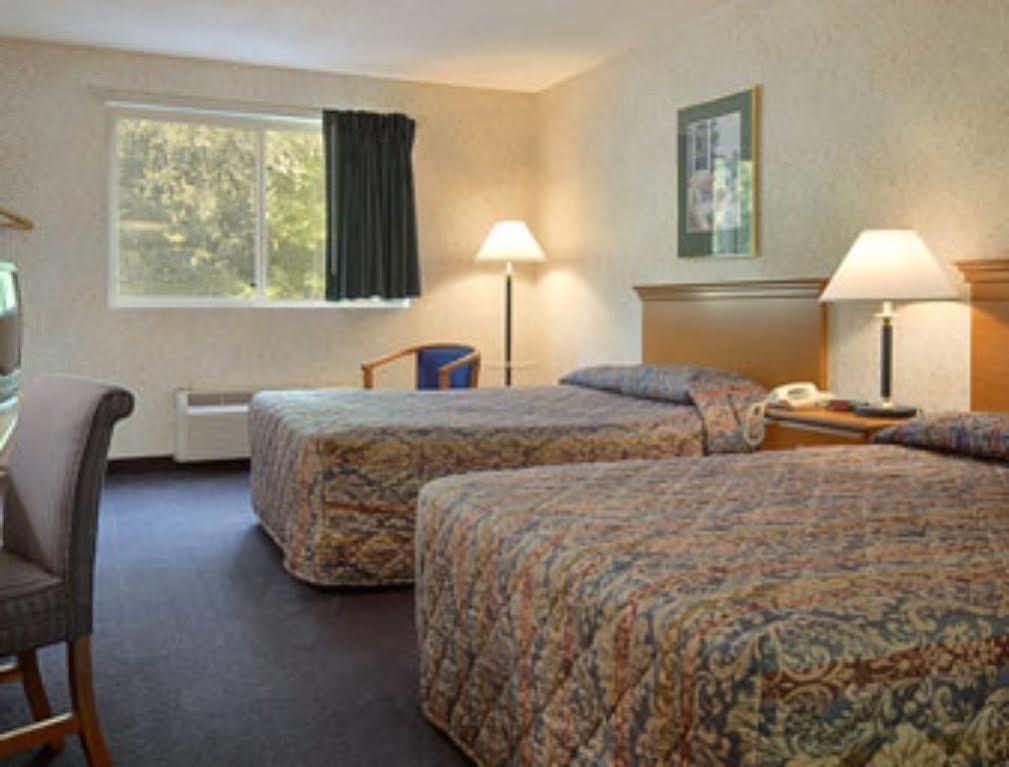 Super 8 By Wyndham Kingston Ξενοδοχείο Εξωτερικό φωτογραφία