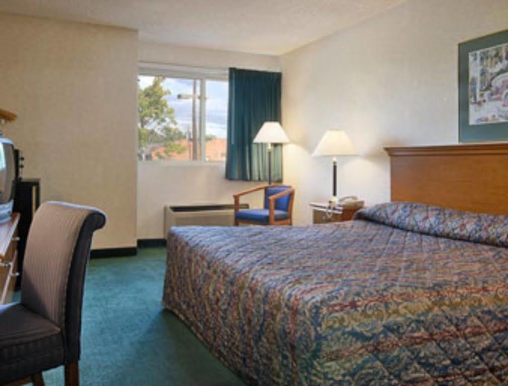 Super 8 By Wyndham Kingston Ξενοδοχείο Εξωτερικό φωτογραφία