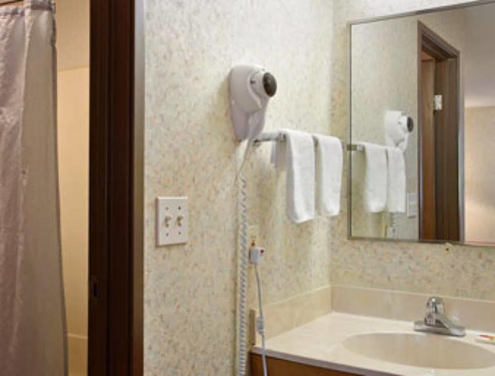 Super 8 By Wyndham Kingston Ξενοδοχείο Εξωτερικό φωτογραφία
